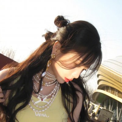隔楼女孩:我们之间的层距 封面